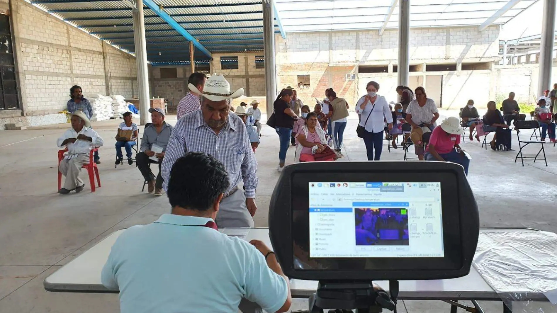 Se aplic_ a 300 personas la prueba de temperatura con este moderno mecanismo. Foto Cortes_a Ingenier_a.